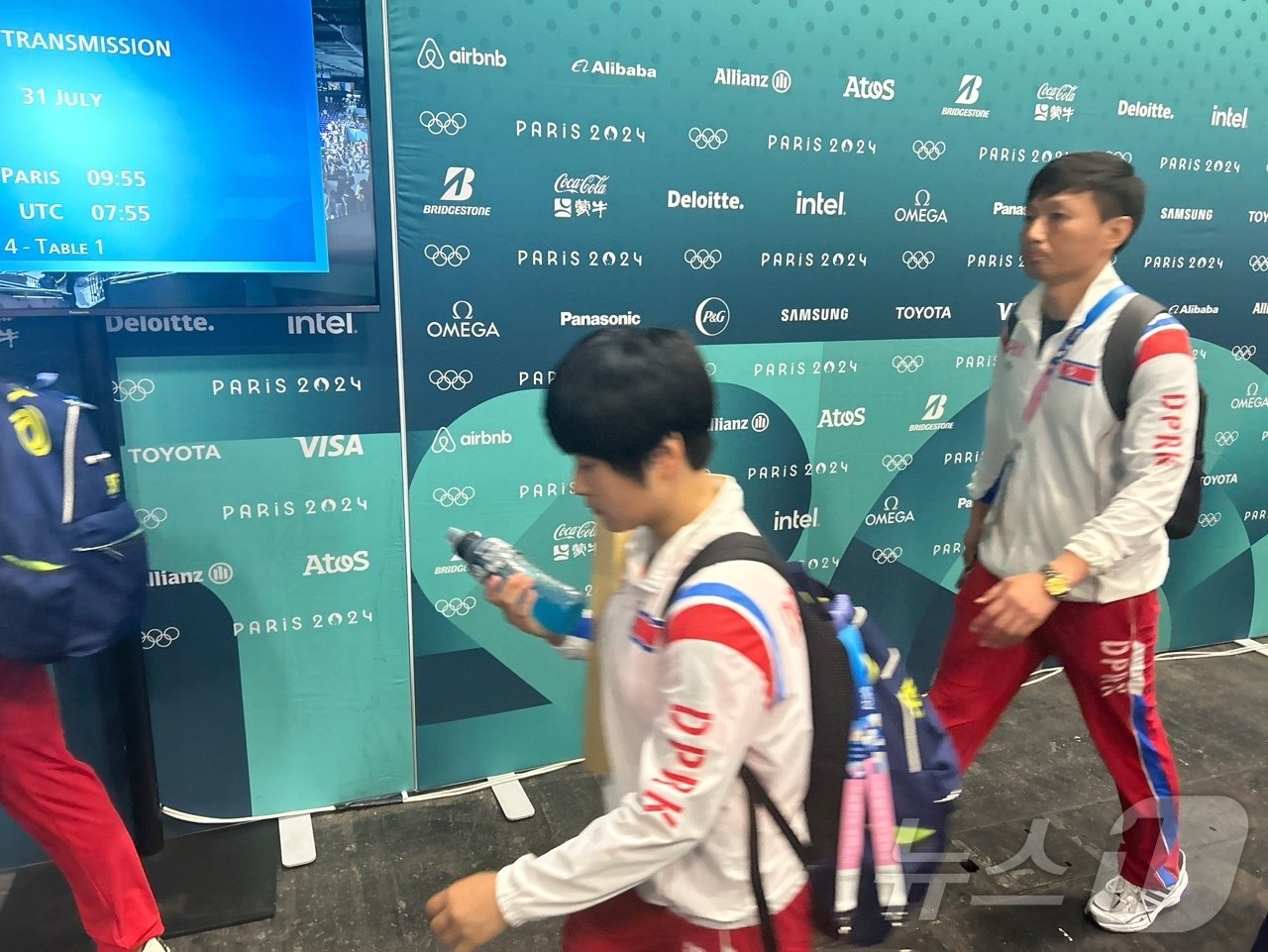  30일(한국시간) 프랑스 파리 사우스 파리 아레나4에서 열린 '2024 파리올림픽' 탁구 혼합복식에서 은메달을 획득한 북한 김금용이 한국 취재진의 질문을 뒤로 하고 빠르게 믹스트존을 빠져 나가고 있다. 2024.7.30/뉴스1 ⓒ News1 문대현 기자