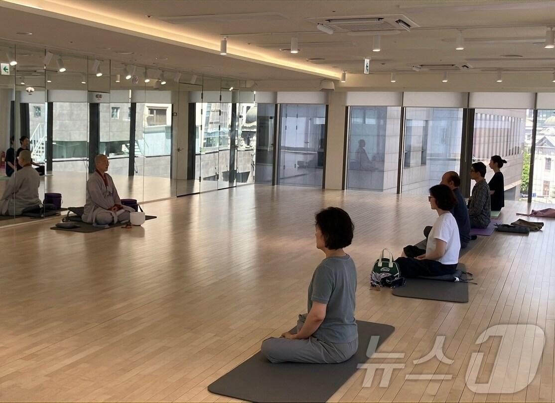 명동 아트브리즈에서 명상 프로그램에 참여하고 있는 주민들.(중구청 제공)