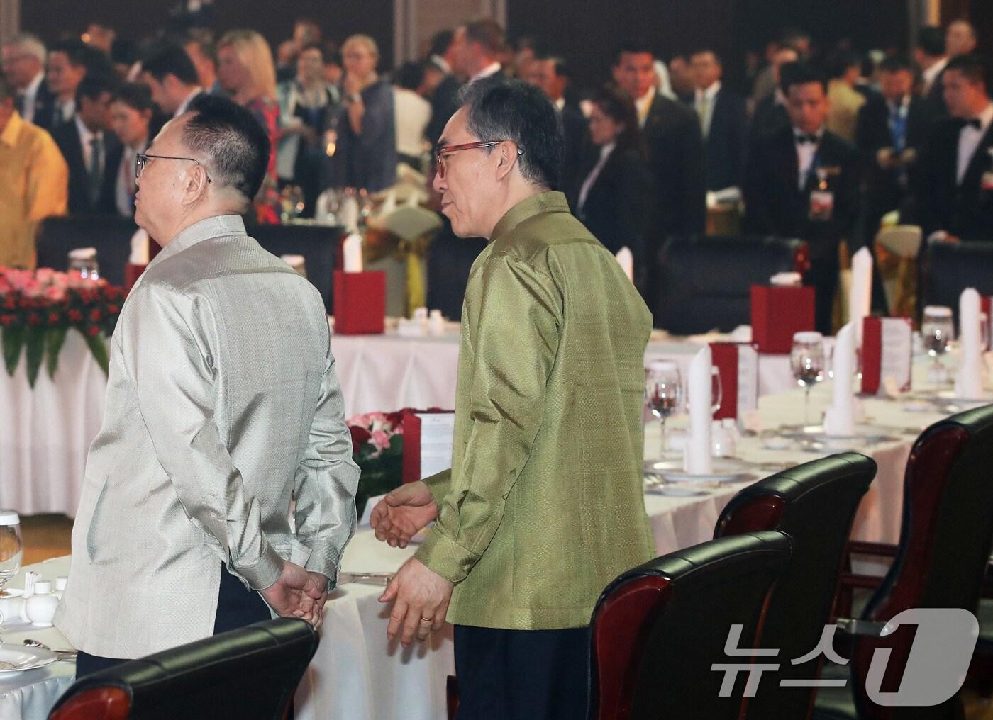 26일(현지시간) 라오스 비엔티안 내셔널컨벤션센터(NCC)에서 열린 제57차 아세안(ASEAN) 외교장관회의 갈라 만찬에서 조태열 외교부 장관이 리영철 주라오스 북한 대사에게 다가가 말을 걸자 리 대사가 고개조차 돌아보지 않은 채 모르쇠로 일관하고 있다. 2024.7.26/뉴스1 ⓒ News1 오대일 기자