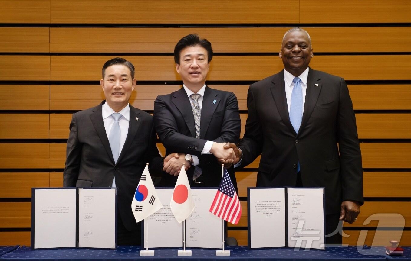 신원식 대한민국 국방부 장관, 로이드 J. 오스틴 미국 국방장관, 기하라 미노루 일본 방위성 대신이 28일 일본에서 개최된 한미일 국방장관회담에서 대한민국 국방부, 미합중국 국방부, 그리고 일본 방위성 간 한미일 안보협력 프레임워크 협력각서에 서명하고, 악수를 나누며 함께 기념사진을 촬영하고 있다. (국방부 제공)