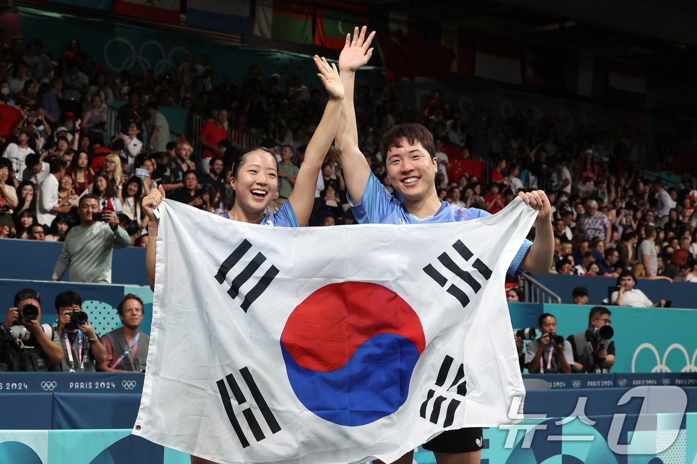 대한민국 탁구 대표팀 신유빈, 임종훈 선수가 30일(한국시간) 프랑스 파리 사우스 파리 아레나4에서 열린 '2024 파리올림픽' 탁구 혼합복식 홍콩 과의 동메달 결정전 경기에서 승리한 후 세리머니를 하고 있다. 2024.7.30/뉴스1 ⓒ News1 이동해 기자