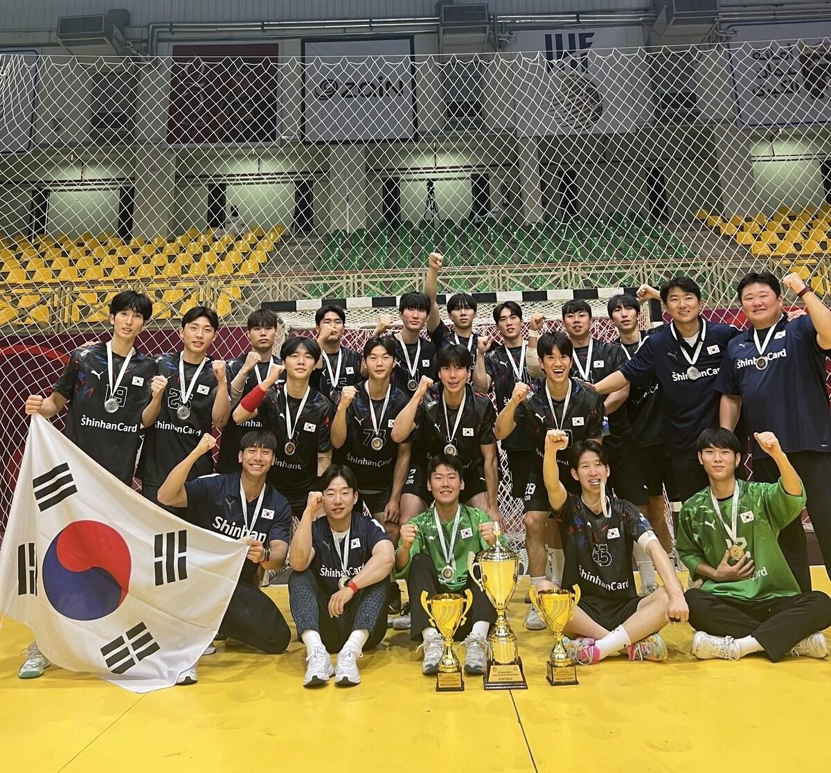 준우승한 남자 주니어 핸드볼 대표팀 (대한핸드볼협회 제공)