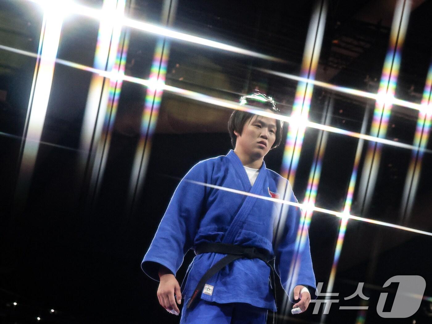 북한 유도대표팀 문성희 선수가 31일 오후 (한국시간) 프랑스 파리 샹 드 마르스 아레나에서 열린 2024 파리올림픽 유도 남자 -70kg 토너먼트 32강 우즈베키스탄의 굴노자 마트니야조바 선수와의 경기에서 패배한 후 경기장을 나서고 있다. 2024.7.31/뉴스1 ⓒ News1 이동해 기자