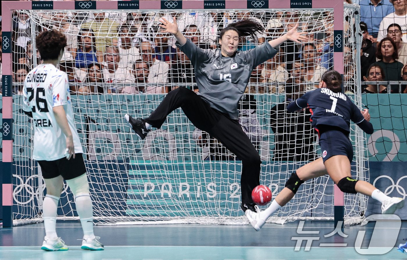 30일 오후(한국시간) 프랑스 파리 사우스 파리 아레나6에서 열린 2024 파리올림픽 핸드볼 여자 예선 라운드 A조 대한민국과 노르웨이와의 경기에서 박새영이 공을 막아내고 있다. 2024.7.30/뉴스1 ⓒ News1 이동해 기자