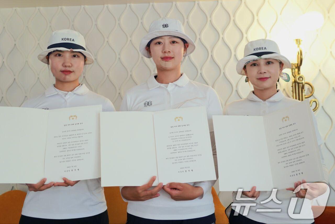 대통령실이 30일 윤석열 대통령이 2024 파리하계올림픽에서 지난 3일 동안 메달을 획득한 대한민국 선수 14명 각자에게 국민 모두의 마음을 담아 축전을 보냈다고 밝혔다. 사진은 파리올림픽 양궁 여자 단체전에서 금메달을 획득한 남수현(왼쪽부터), 임시현, 전훈영 선수가 대통령 축전을 든 모습. (대통령실 제공) 2024.7.30/뉴스1 ⓒ News1 송원영 기자