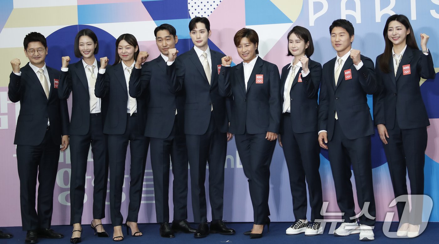 이재후 아나운서(왼쪽부터)와 모델 이현이, 송해나, 해설위원 김정환, 김준호, 박세리, 기보배, 이원희, 홍주연 아나운서 ⓒ News1