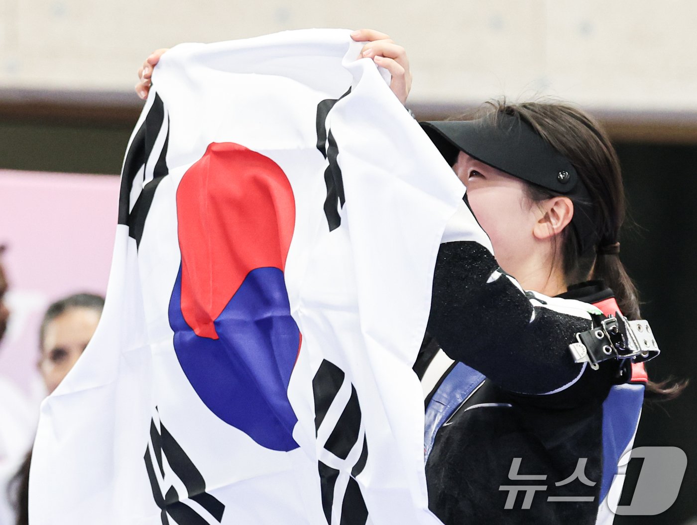 대한민국 사격 대표팀 반효진이 29일(한국시간) 프랑스 샤토루 슈팅 센터에서 열린 2024 파리올림픽 사격 공기소총 10m 여자 결선에서 금메달을 확정지은 후 태극기를 들고 있다. 2024.7.29/뉴스1 ⓒ News1 이동해 기자