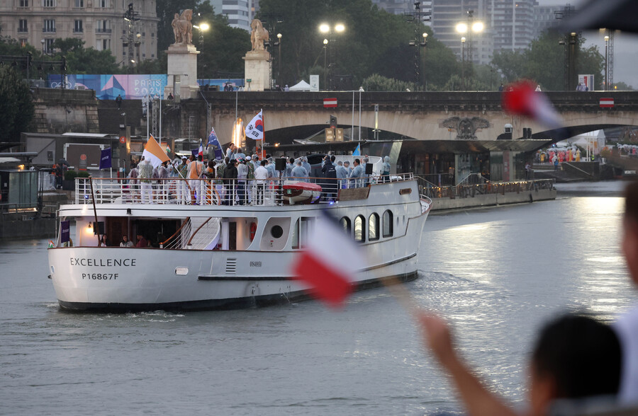 ▲ 한국 선수단을 태운 배가 전광판에 비춰지자 장내 아나운서는 불어로 ‘Republique populaire democratique de Coree’고 외쳤다. 이어 영어로는 ‘Democratic People's Republic of Korea’라고 소개했다. 모두 북한을 호칭하는 일로 조직위가 시작부터 대형 사고를 쳤다.ⓒ연합뉴스