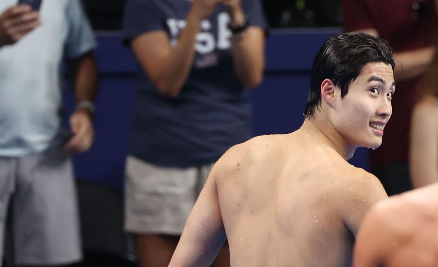 ▲ 충격적인 탈락이다. 황선우가 결선 무대를 밟아 보지도 못하고 짐을 쌌다. 2024 파리 올림픽 남자수영 자유형 200m에서 황선우는 강력한 금메달 후보였다. 올해 열린 도하 세계수영선수권대회 자유형 200m에서 금메달을 목에 건 황선우는 박태환 이후 첫 한국수영 금메달에 도전했다. 하지만 준결승에서 이해하기 힘든 뒷심 부족으로 전체 9위로 처졌다. 첫 100m까지 준결승에 나선 선수 중 전체 2위에 올랐는데, 막판 힘이 달려 순위가 뚝 떨어졌다. 경기 후 황선우는 표정 관리가 안 될 정도로 당황하는 기색이 역력했다. 