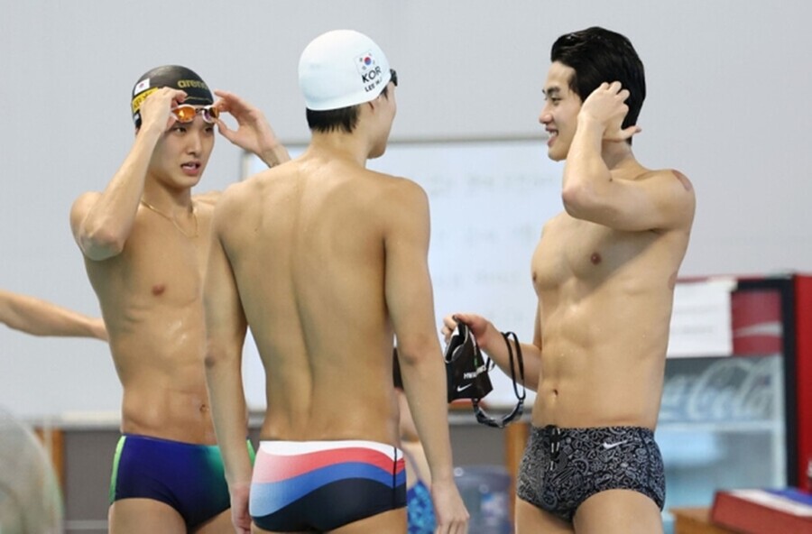 ▲ 충격적인 탈락이다. 황선우가 결선 무대를 밟아 보지도 못하고 짐을 쌌다. 2024 파리 올림픽 남자수영 자유형 200m에서 황선우는 강력한 금메달 후보였다. 올해 열린 도하 세계수영선수권대회 자유형 200m에서 금메달을 목에 건 황선우는 박태환 이후 첫 한국수영 금메달에 도전했다. 하지만 준결승에서 이해하기 힘든 뒷심 부족으로 전체 9위로 처졌다. 첫 100m까지 준결승에 나선 선수 중 전체 2위에 올랐는데, 막판 힘이 달려 순위가 뚝 떨어졌다. 경기 후 황선우는 표정 관리가 안 될 정도로 당황하는 기색이 역력했다. 