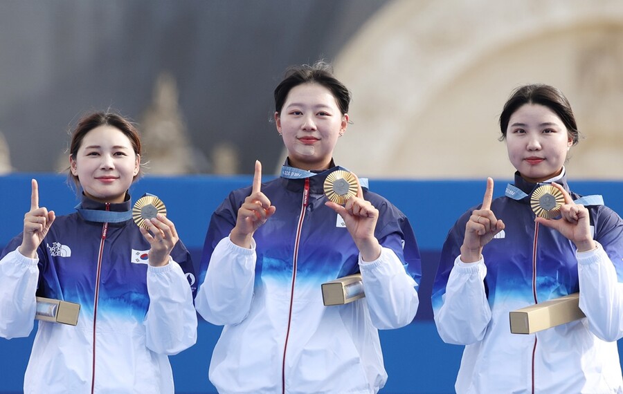 ▲ 출발부터 단체전에 걸린 2개를 석권하며 순조롭게 나아가고 있다. 앞으로 남녀 개인전과 혼성전이 남았는데 5개를 모두 금메달로 채우는 게 불가능한 일도 아니다. 그만큼 한국 양궁이 파리에서 보여주는 행보가 대단하다.  ⓒ연합뉴스