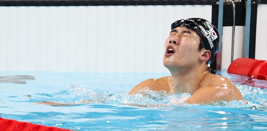 ▲ 충격적인 탈락이다. 황선우가 결선 무대를 밟아 보지도 못하고 짐을 쌌다. 2024 파리 올림픽 남자수영 자유형 200m에서 황선우는 강력한 금메달 후보였다. 올해 열린 도하 세계수영선수권대회 자유형 200m에서 금메달을 목에 건 황선우는 박태환 이후 첫 한국수영 금메달에 도전했다. 하지만 준결승에서 이해하기 힘든 뒷심 부족으로 전체 9위로 처졌다. 첫 100m까지 준결승에 나선 선수 중 전체 2위에 올랐는데, 막판 힘이 달려 순위가 뚝 떨어졌다. 경기 후 황선우는 표정 관리가 안 될 정도로 당황하는 기색이 역력했다. 