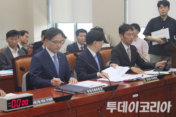 ▲ 이복현 금융감독원장, 김소영 금융위원회 부위원장, 한기정 공정거래위원장이 30일 국회 정무위원회 ‘티몬·위메프 미정산 사태에 대한 현안 질의’에 출석했다. 사진=이기봉 기자