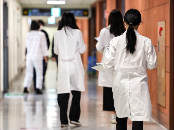 ▲ 서울의 대형병원, 이른바 '빅5'(서울대·서울아산·삼성서울·세브란스·서울성모병원) 병원 전공의들이 정부의 의대증원 발표에 반발해 파업을 준비하고 있다. '빅5' 병원은 대한전공의협의회(대전협)의 요청에 따라 총파업 참여 찬반 투표를 진행 중이다. 지난 6일 서울대병원, 세브란스병원에 이어 이날 서울아산병원도 파업 참여 투표 결과 가결됐다. 8일 서울시내 한 대학병원에 의사들이 이동하고 있다. 사진=뉴시스