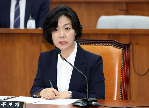 ▲ 이숙연 대법관 후보자가 지난 25일 국회에서 열린 대법관 임명동의안 심사를 위한 인사청문회에서 의원 질의에 답변하고 있다. 사진=뉴시스