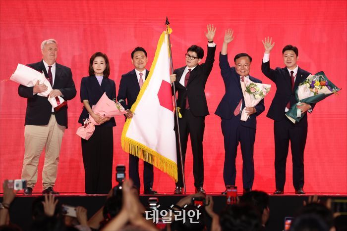 한동훈 국민의힘 신임 당대표(왼쪽 네번째)가 지난 23일 경기 고양 킨텍스에서 열린 국민의힘 7·23 전당대회에서 당대표로 선출된 뒤 신임 지도부들과 기념촬영을 하고 있다. ⓒ데일리안 홍금표 기자