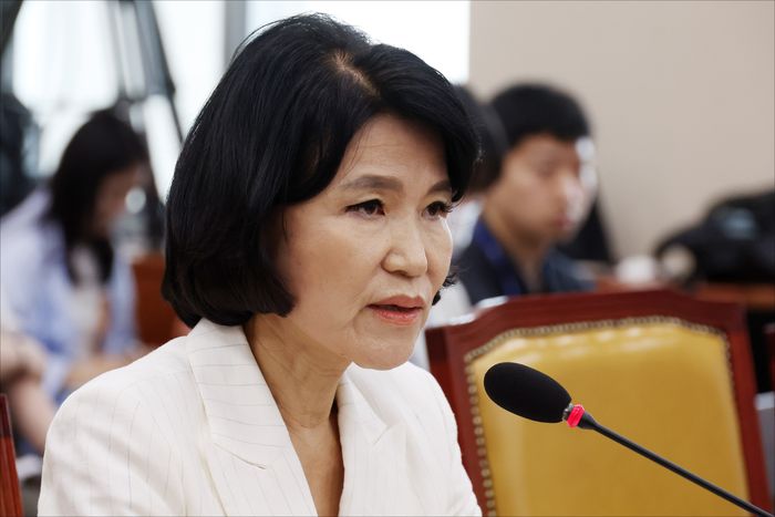 이진숙 방송통신위원장 후보자가 24일 국회 과학기술정보방송통신위원회에서 열린 방송통신위원장 인사청문회에서 여야 의원들의 질의에 답변하고 있다. ⓒ데일리안 홍금표 기자