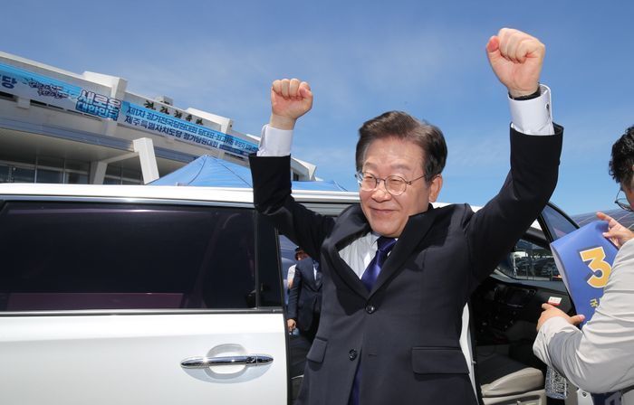 이재명 더불어민주당 당대표 후보가 20일 오전 제주한라체육관에서 열린 민주당 당대표 및 최고위원 선출을 위한 순회 합동연설회에서 인천으로 떠나기 전 당원들을 향해 인사하고 있다. ⓒ뉴시스