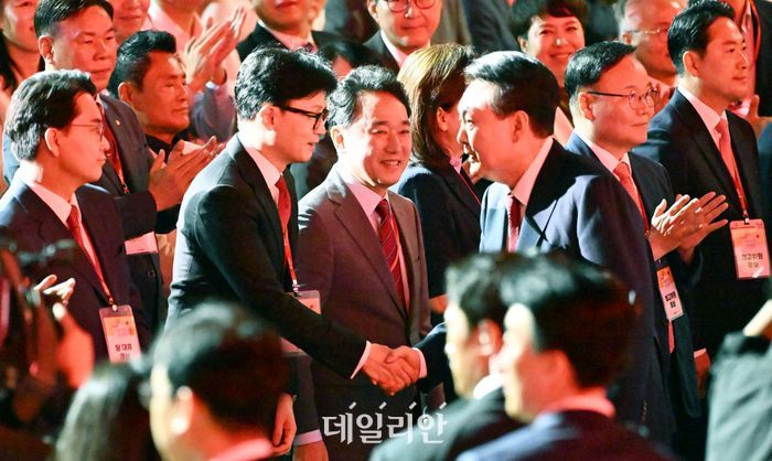 윤석열 대통령이 지난 23일 오후 경기도 고양시 킨텍스에서 열린 국민의힘 7·23 전당대회에서 한동훈 당대표 와 악수를 하고 있다. ⓒ데일리안 홍금표 기자