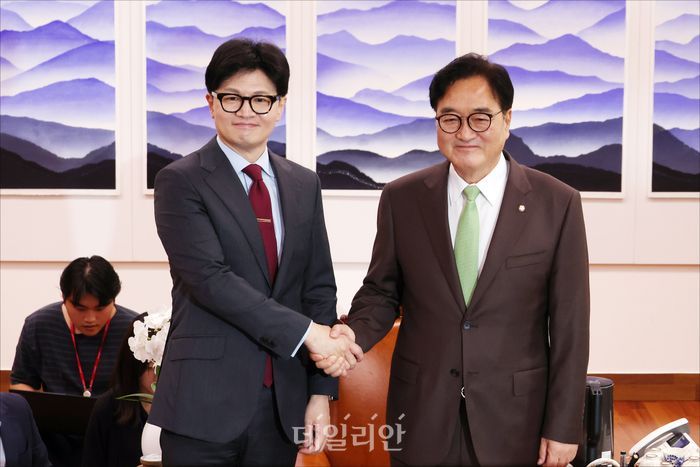 한동훈 국민의힘 대표가 25일 오전 국회에서 우원식 국회의장을 예방하고 있다. ⓒ데일리안 홍금표 기자