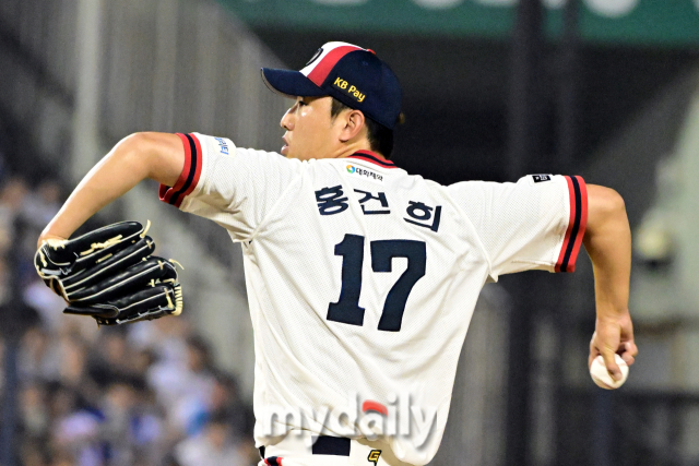 2024년 7월 13일 오후 서울 잠실야구장에서 진행된 ‘2024 신한 SOL Bank KBO리그’ 삼성-두산의 경기.<br><br>두산 홍건희가 구원 등판해 역투를 펼치고 있다./마이데일리
