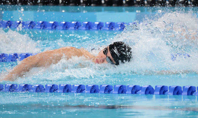 황선우, 男자유형 100m 예선 전체 16위…턱걸이 준결승 진출 [올림픽]