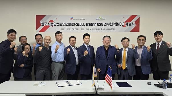 지난 25일(미국 시간) 미국 뉴저지주 SEOUL Trading USA 본사에서 열린 해썹인증원과 SEOUL Trading USA의 ‘한국 식품 해외 진출 확대 위한 업무협약’ 체결 후 해썹인증원 한상배 원장(사진 오른쪽 세 번째)과 SEOUL Trading USA 권태호 대표(사진 오른쪽 다섯 번째) 등 관계자들이 기념 촬영을 하고 있다. 이번 업무협약에 따라 풀무원은 KFS 로고가 부착된 4개 제품을 오는 8월부터 미국 유통 채널에 판매할 수 있는 길이 열리게 됐다. /풀무원 제공