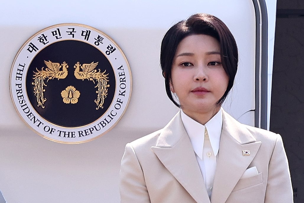 윤석열 대통령의 배우자 김건희 여사가 지난달 10일 오전 경기 성남시 서울공항에 도착해 윤 대통령과 함께 중앙아시아 3개국 순방길에 오르고 있다. /뉴스1