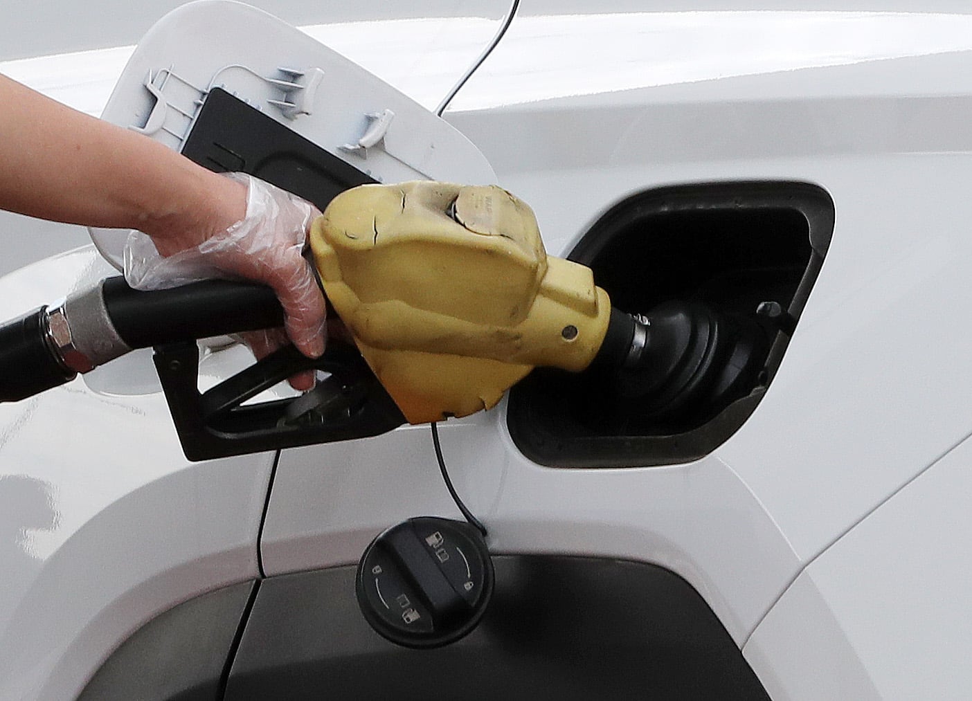 7일 서초구 경부고속도로 서울만남의광장 휴게소에서 한 운전자가 주유를 하고 있다./뉴스1