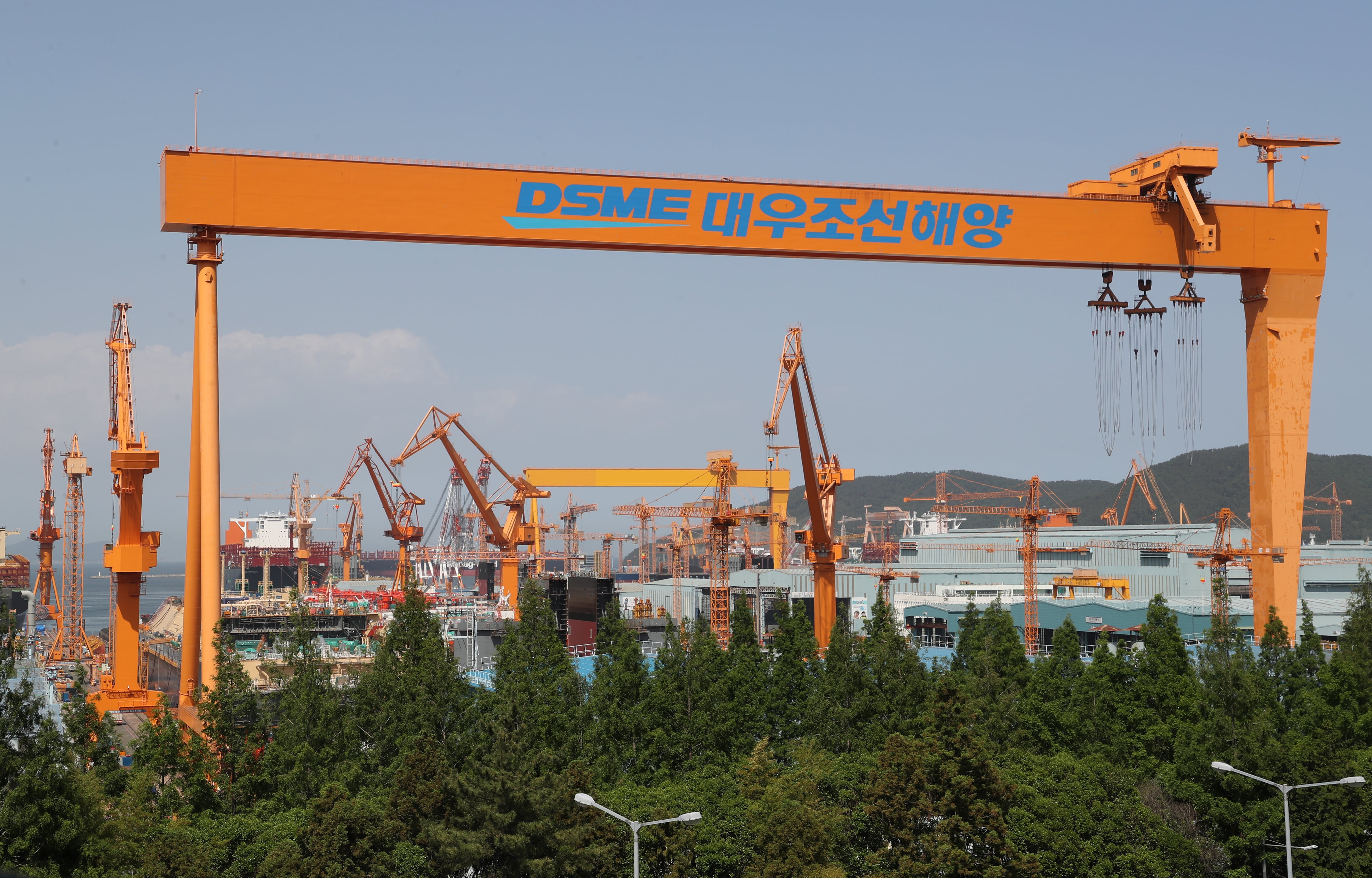 한화오션 옥포조선소 전경. 'DSME 대우조선해양'이 적힌 골리앗 크레인 뒤로 사명을 지운 골리앗 크레인이 보인다. /뉴스1 