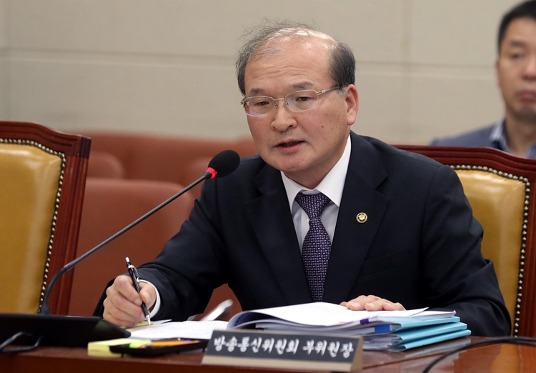 윤석열 대통령이 26일 이상인 방송통신위원회 부위원장의 사임을 재가했다. 이 부위원장에 대한 탄핵 소추안을 발의한 야당이 이날 국회 본회의에서 표결에 나설 예정인 가운데, 방통위 업무 중단을 막겠다는 심산으로 보인다. / 뉴시스