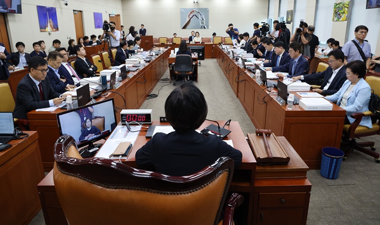 여야는 29일 이진숙 방송통신위원장 후보자에 대한 인사청문회를 두고 장외전을 이어갔다. 사진은 지난 26일 오전 국회에서 열린 과학기술정보방송통신위원회 전체회의 인사청문회가 진행되고 있는 모습. / 뉴시스