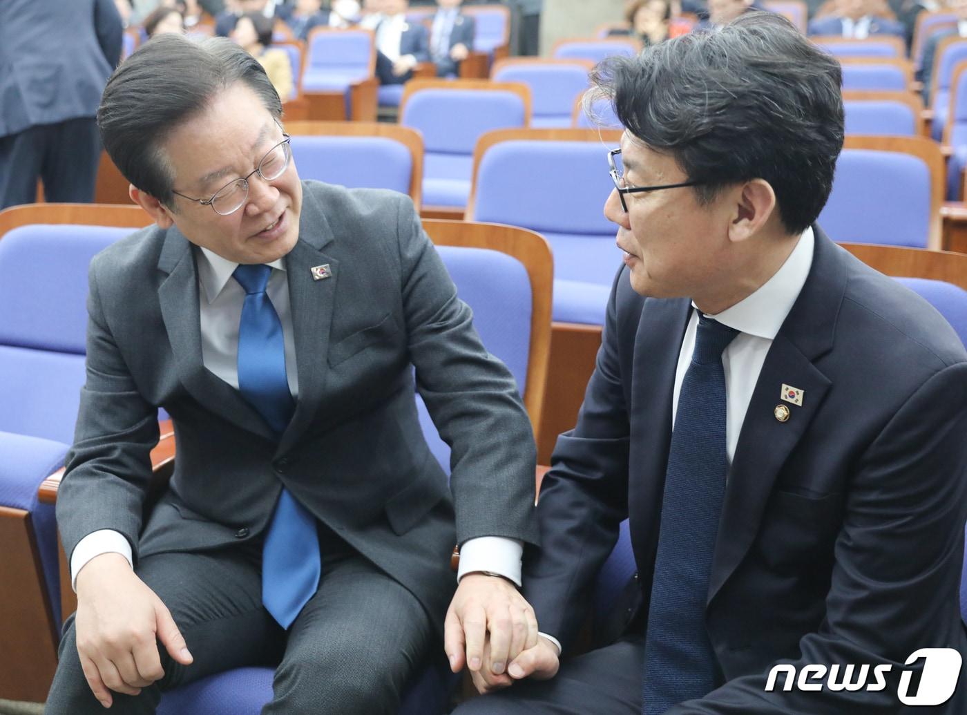이재명 더불어민주당 대표와 진성준 정책위의장. ⓒ News1 허경 기자