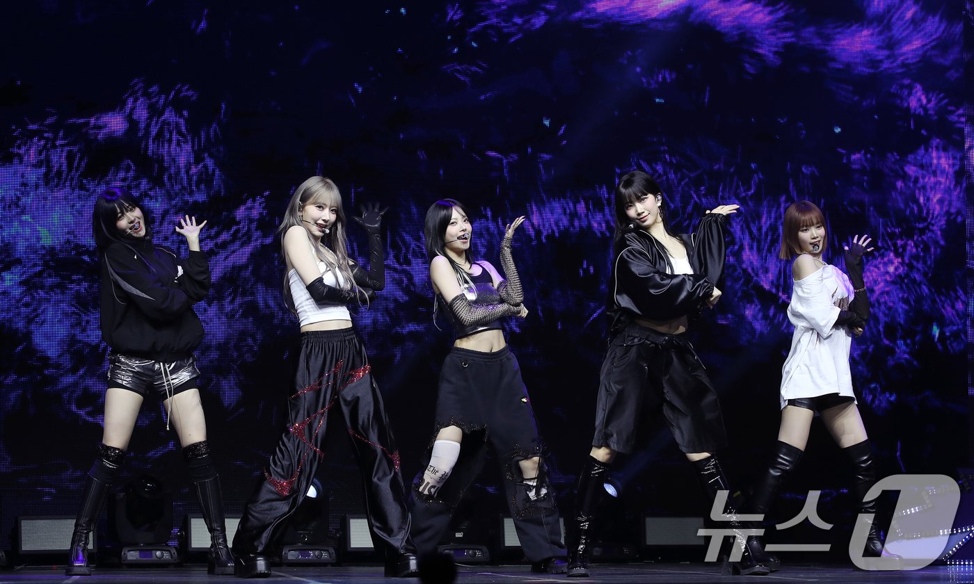 르세라핌(LE SSERAFIM)이 29일 서울 광진구 예스24라이브홀에서 가진 미니 4집 ‘크레이지(CRAZY)’발매 기념 쇼케이스에서 타이틀 곡을 선보이고 있다. 2024.8.29/뉴스1 ⓒ News1 권현진 기자