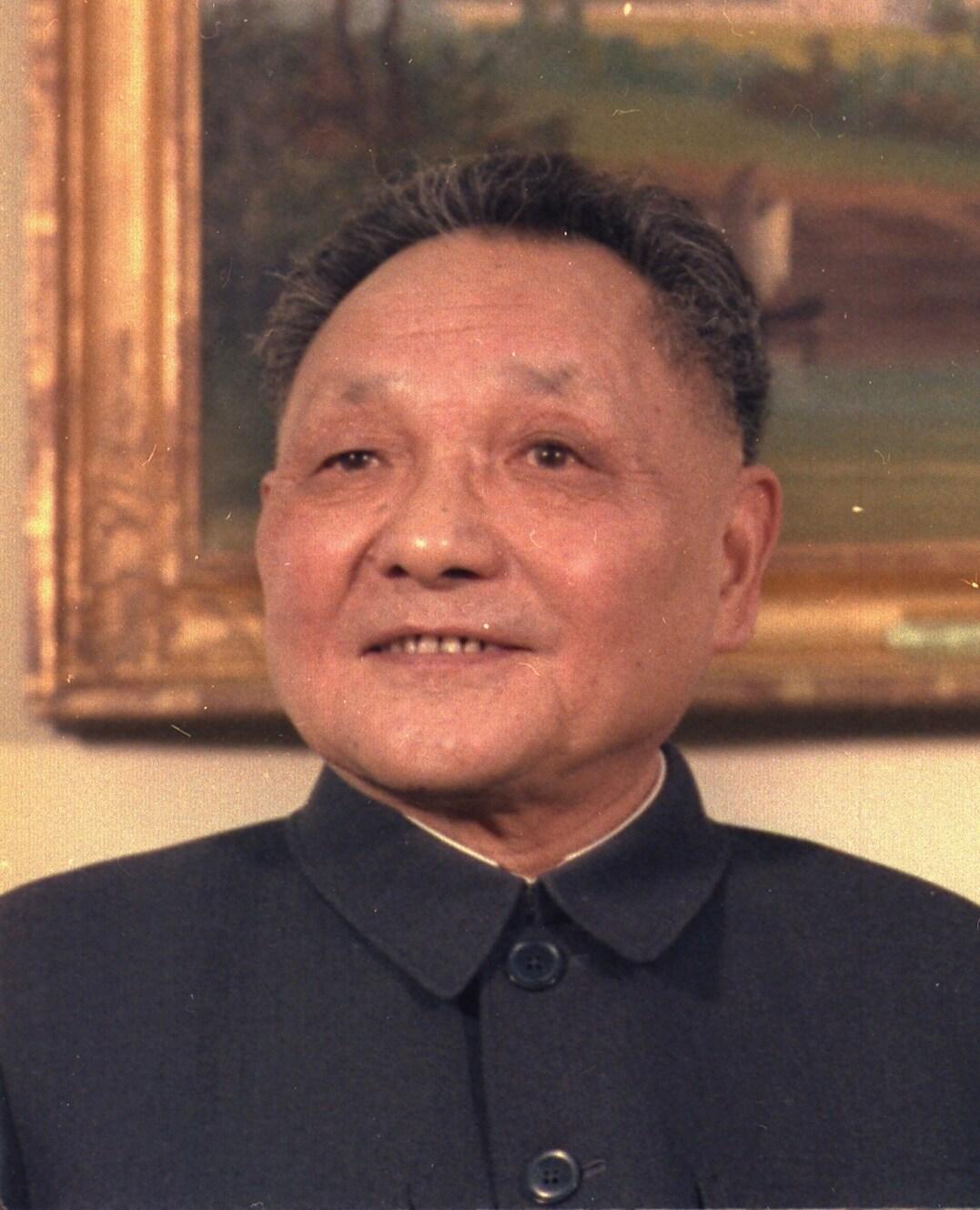 덩샤오핑. (출처: Unknown or not provided, 흑백사진(1979), Wikimedia Commons, Public Domain)