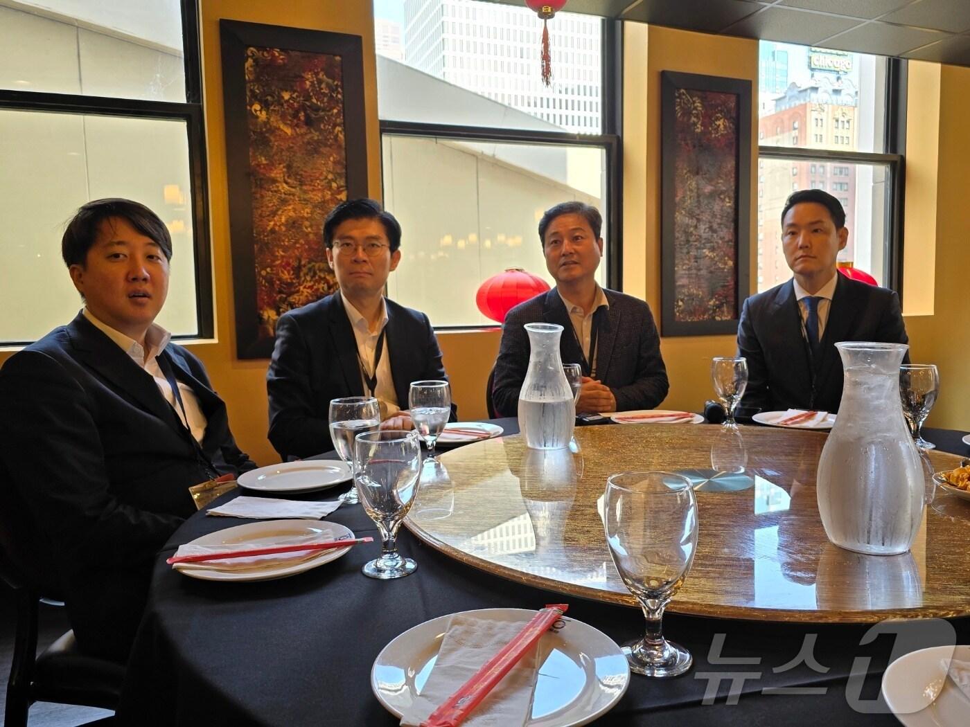 21일(현지시간) 미국 민주당 전당대회 참관을 위해 일리노이주 시카고를 찾은 국회 방미단 의원들이 한 식당에서 특파원단과 간담회를 갖고 있다.. 사진 왼쪽부터 이준석(개혁신당) , 조정훈(국민의힘), 김영배(더불어민주당, 단장), 김한규(더불어민주당) 의원. 