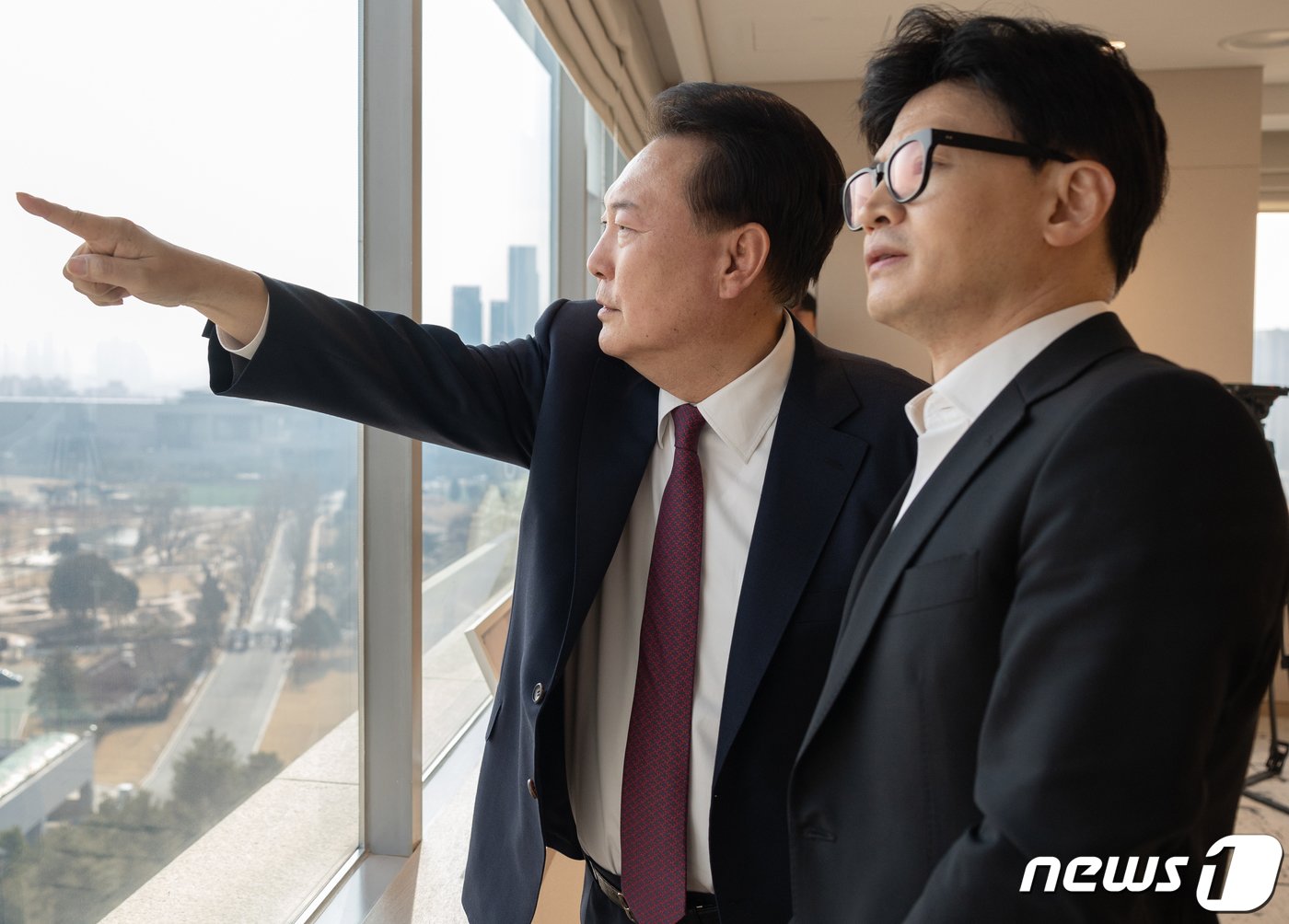 윤석열 대통령이 지난 1월 29일 용산 대통령실 청사에서 열린 국민의힘 지도부와의 오찬에서 한동훈 비대위원장과 대화를 나누고 있다. (대통령실 제공) 2024.1.29/뉴스1 ⓒ News1 오대일 기자
