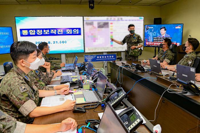 공군본부 통합정보작전과 임무요원들이 2024 UFS 연습 기간 통합정보작전 훈련을 하고 있다.(공군 제공)