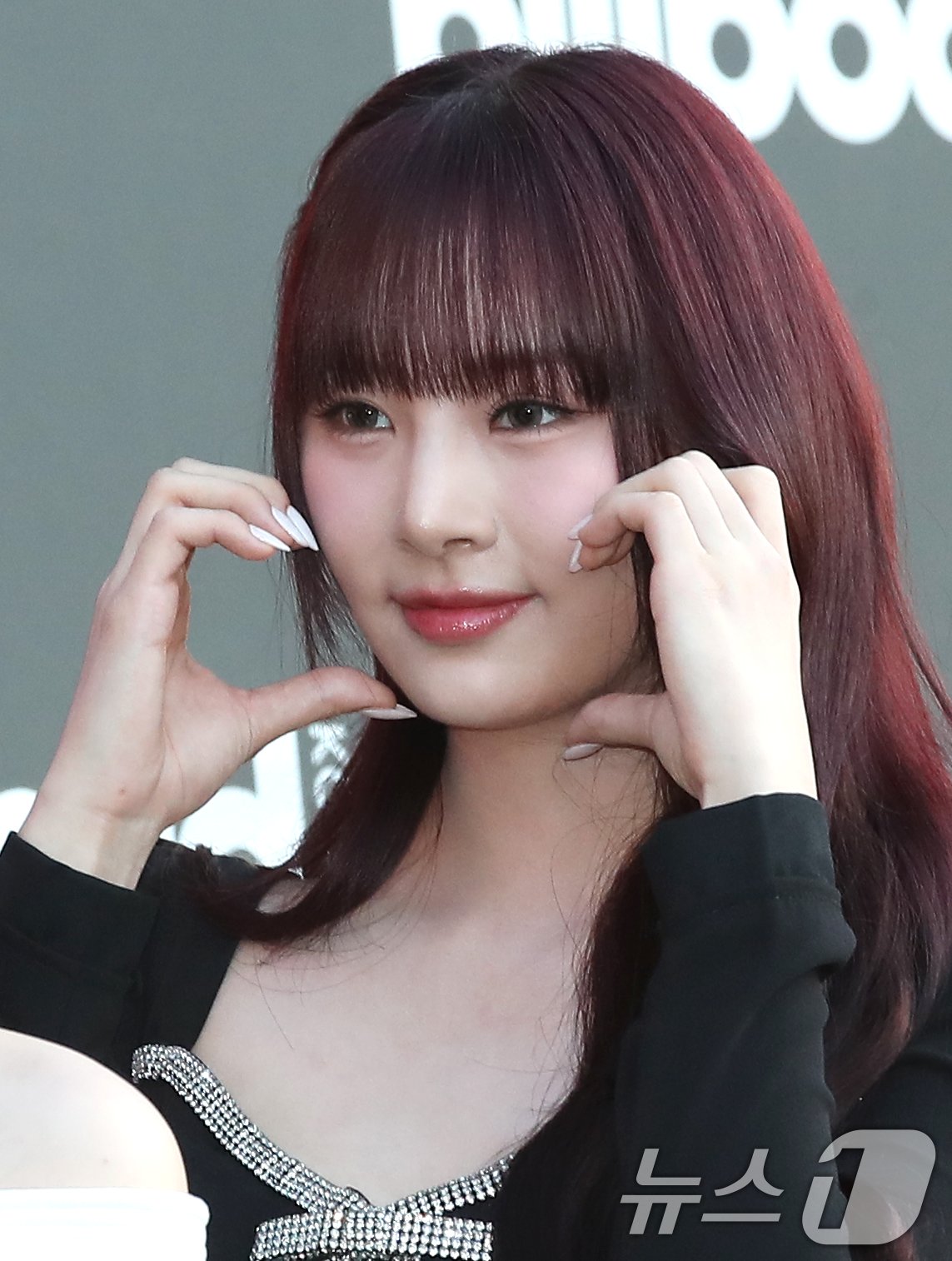 피프티피프티 하나가 27일 서울 중구 신라호텔 영빈관에서 열린 ‘빌보드 케이 파워 100(Billboard K POWER 100)’ 행사에서 사랑스러운 양볼 하트를 그리고 있다. ⓒ News1 권현진 기자