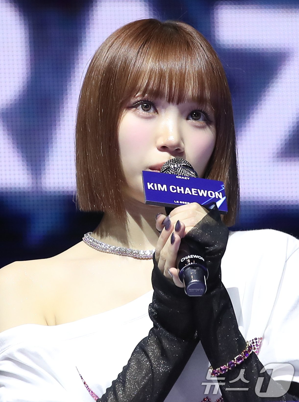 르세라핌(LE SSERAFIM)의 김채원이 29일 서울 광진구 예스24라이브홀에서 가진 미니 4집 ‘크레이지(CRAZY)’발매 기념 쇼케이스에서 코첼라 논란에 대한 취재진의 질문에 답하고 있다. 2024.8.29/뉴스1 ⓒ News1 권현진 기자