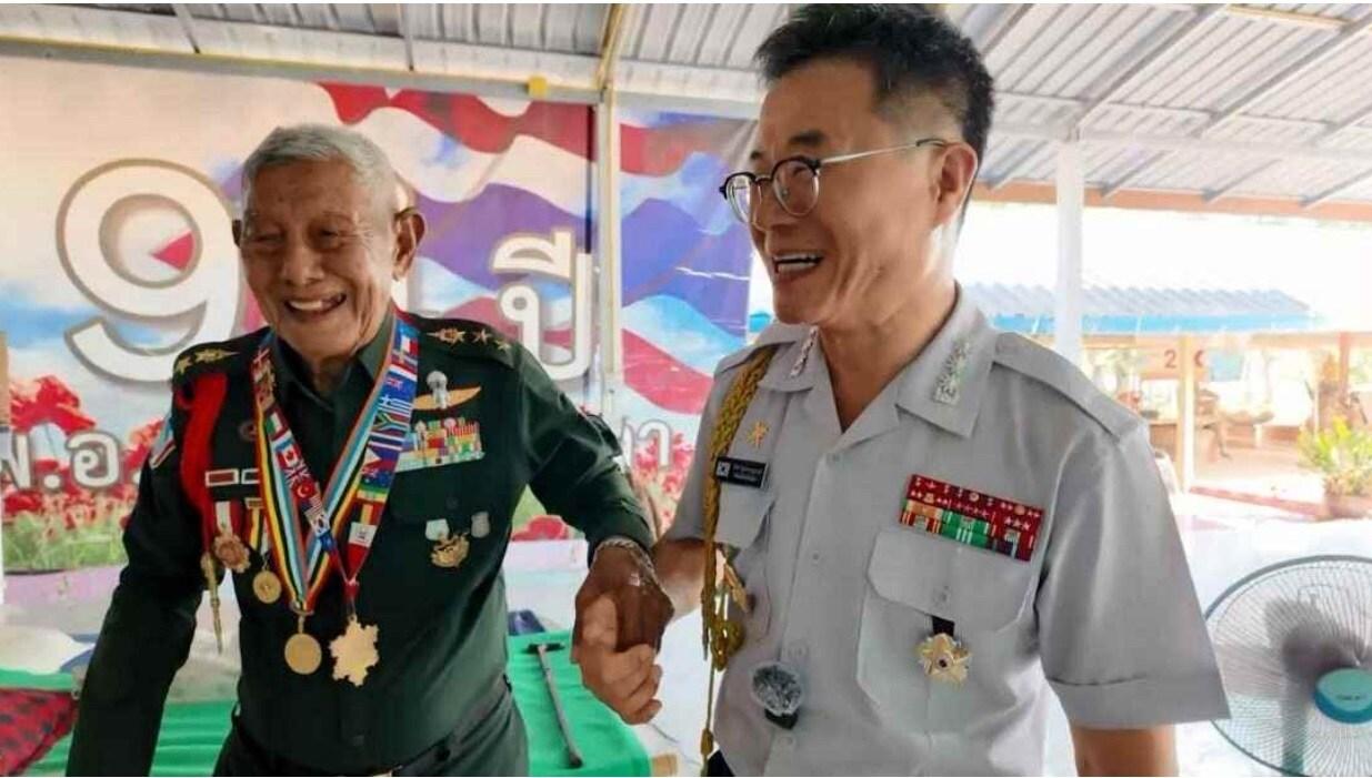 KFN 스페셜 '아시아의 영웅들 - 리틀 타이거 그리고 콘라도 얍' 방송 장면. 태국 무관 김경열 대령과 폭찹힐 전투 참전용사 수완 친다 대령의 모습.(국방부 제공)