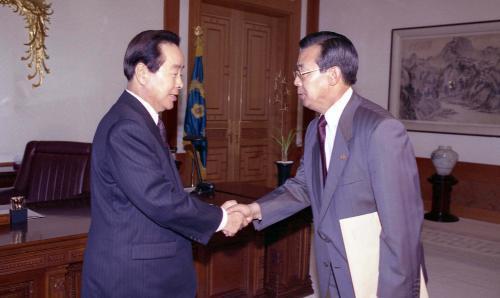 이경식 부총리가 1993년 10월13일 서울 청와대에서 금융실명제와 관련된 내용을 김영삼 대통령에게 보고하는 모습. (출처: e영상역사관)