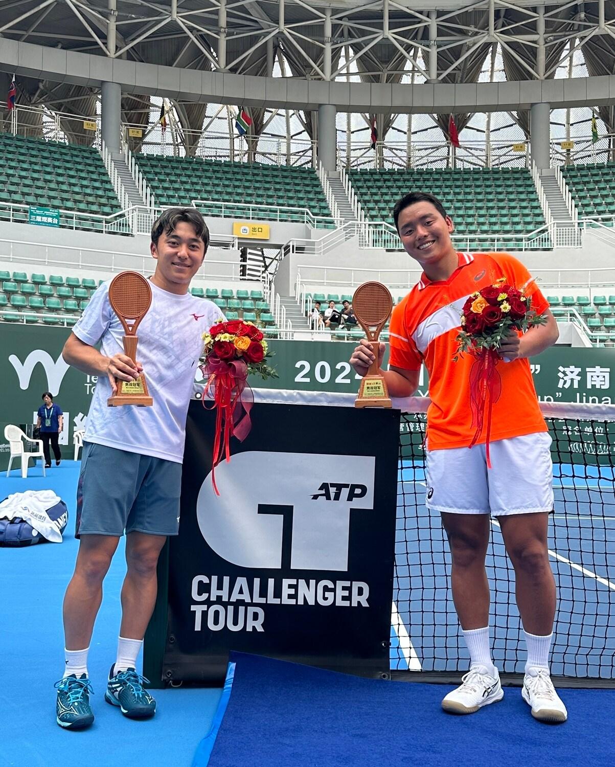  ATP 지난 챌린저 복식에서 우승한 정윤성(오른쪽)이 파트너 유타 시미즈와 시상식에서 촬영을 하고 있다.(라이언컴퍼니 제공)