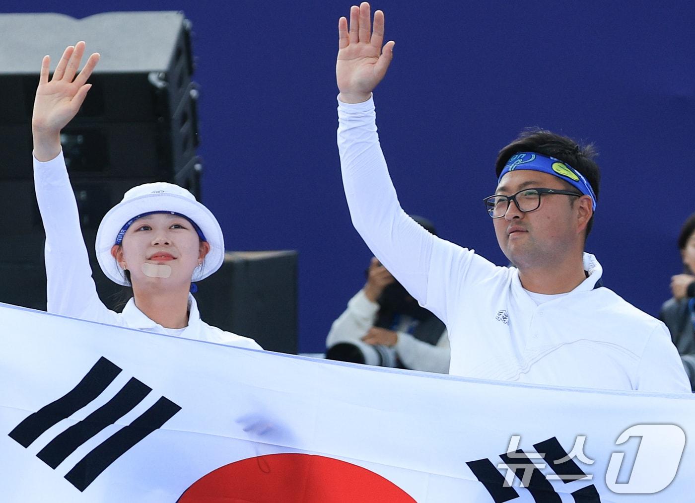 2024 파리 올림픽에서 3관왕에 오른 김우진(오른쪽)과 임시현. /뉴스1 ⓒ News1 박정호 기자