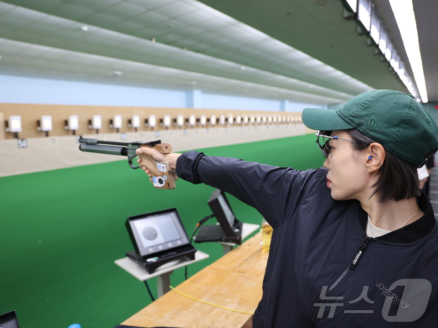 2024 파리올림픽 은메달리스트 김예지가 22일 전남 나주 전남국제사격장에서 열린 '제54회 봉황기 전국사격대회'에서 과녁을 조준하고 있다. 이날 경기에서 김예지는 공기권총 단체1위, 개인 1위를 기록했다. (대한사격연맹 제공) 2024.8.22/뉴스1
