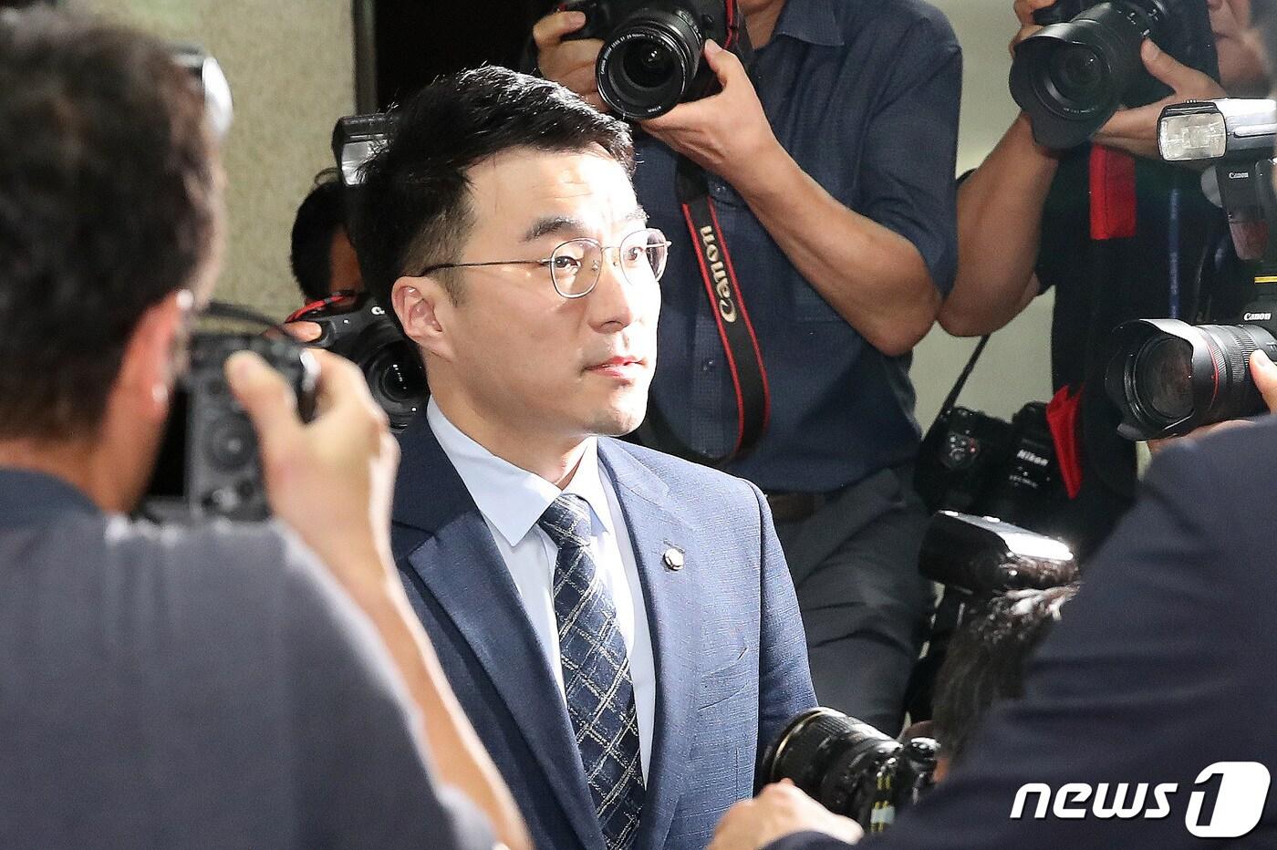 코인 논란으로 더불어민주당을 탈당한 김남국 무소속 의원이 2023년 8월 17일 오전 서울 여의도 국회에서 열린 윤리특별위원회 제1소위원회 회의에 출석하고 있다. 이날 소위는 거액의 가상화폐 보유 및 상임위 도중 거래 의혹 받고 있는 김 의원에 대한 징계안을 심의한다. 2023.8.17/뉴스1 ⓒ News1 임세영 기자