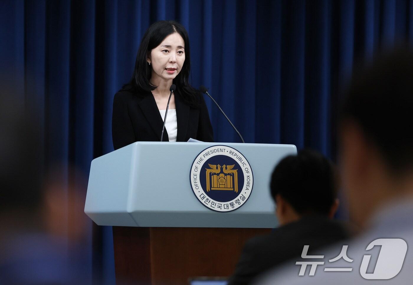 정혜전 대통령실 대변인이 23일 서울 용산 대통령실 청사 브리핑룸에서 현안 관련 브리핑을 하고 있다. 정 대변인은 이날 "지난 1년 동안 우리 정부는 괴담과 싸워왔다＂며 ＂윤석열 정부는 괴담을 이겨낼 길은 오직 객관적이고 과학적인 검증 뿐이라고 믿었다＂고 말했다. 2024.8.23/뉴스1 ⓒ News1 박지혜 기자