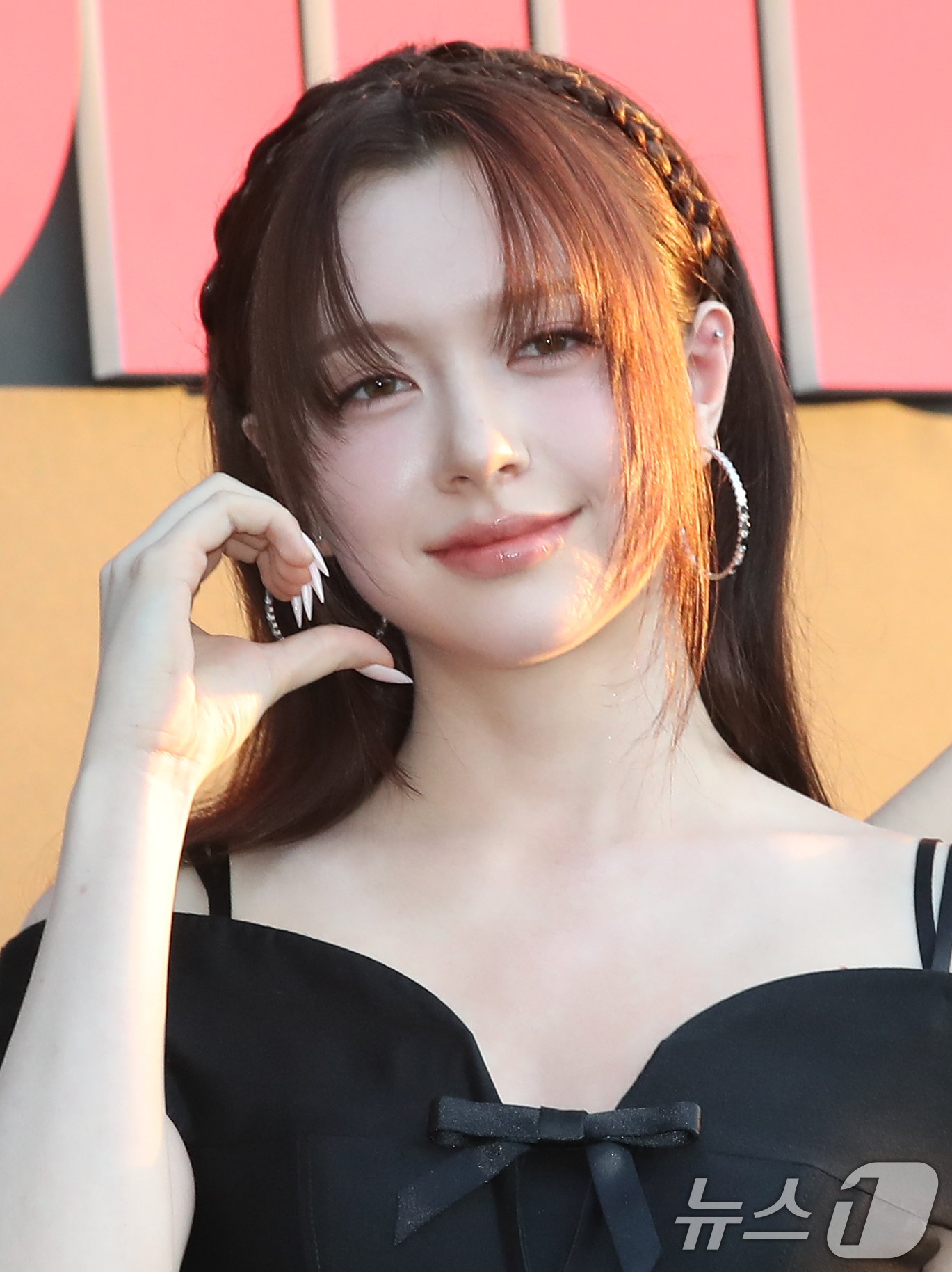 피프티피프티 문샤넬이 27일 서울 중구 신라호텔 영빈관에서 열린 ‘빌보드 케이 파워 100(Billboard K POWER 100)’ 행사에서 볼 하트로 인사를 전하고 있다. ⓒ News1 권현진 기자
