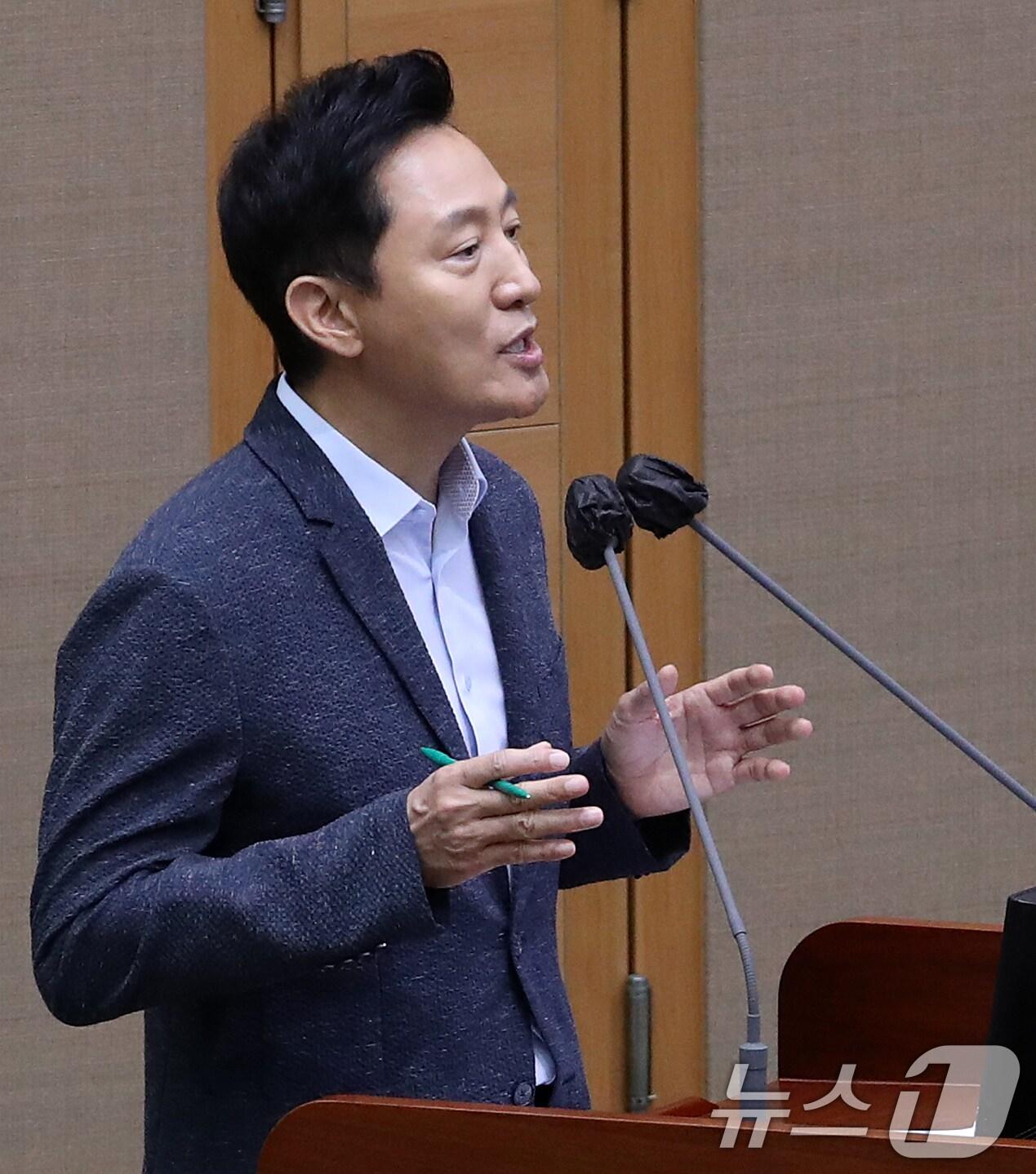 오세훈 서울시장이 28일 오전 서울 중구 서울시의회에서 열린 '제326회 시의회 임시회 제2차 본회의'에서 의원들의 질문에 답하고 있다. 2024.8.28/뉴스1 ⓒ News1 오대일 기자