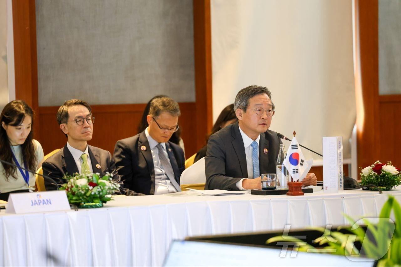  정병원 외교부 차관보가 22일 라오스 루앙프라방에서 개최된 아세안(ASEAN·동남아시아국가연합)+3(한일중) 및 동아시아정상회의(EAS) 고위관리회의(SOM)에 참석했다.  (외교부 제공)